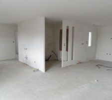 Vu du sejour vers la cuisine a droite et le salon a gauche