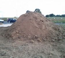 Le "petit" tas de terre... vivement l'&eacute;galisation des terres
