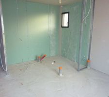 Chambre parent avec vue sur espace douche