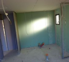 Espace douche de la chambre parentale vu de l'espace lit