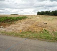Chemin d'acc&egrave;s gratt&eacute;, mais pas assez de profondeur par rapport &agrave; la route. D&eacute;caissage de 15/20 cm pr&eacute;vu