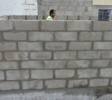 Mure cot&eacute; porte de service