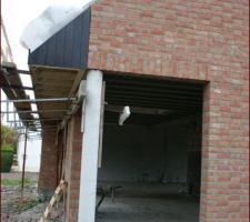 Premi&egrave;re couche de peinture sur le contre plaqu&eacute; c&ocirc;t&eacute; avant droit