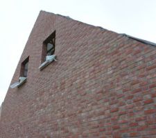 Premi&egrave;re couche de peinture sur le contre plaqu&eacute; c&ocirc;t&eacute; avant gauche