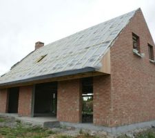 Premi&egrave;re couche de peinture sur la planche de rive &agrave; l'arri&egrave;re