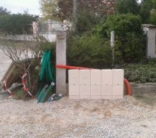 Coffrets edf posés et gaines ptt en attente.
