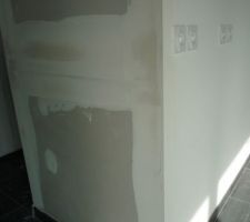 Bandes (pas jolies) de la cloison de WC