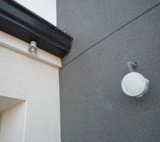 Au dessus du garage, un curieux d&eacute;tecteur (de quoi ????!)