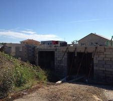 Vue de devant, les garages sont pr&ecirc;ts