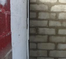 Pose du polystyr&egrave;ne entre le mur de la voisine et notre mur