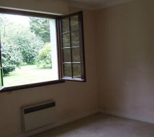 Chambre humide &agrave; refaire car rev&ecirc;tement avec mousse qui a pris de l'&acirc;ge et de l'odeur.