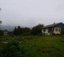 Terrain avec les piquets de d&eacute;limitation de la maison.