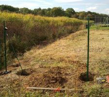 Mise en place, prise de côtes pour la clôture: 1.50m de visible, 50cm scellés dans des trous de 0.40x0.40x0.50cm. Ça devrait tenir !!