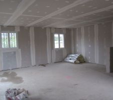 Vue vers la cuisine et salle à manger