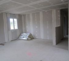 Vue vers la salle à manger et le couloir qui mene aux chambres