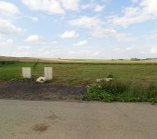 Photo du terrain de face avec un aper&ccedil;u de la limite de propri&eacute;t&eacute; gauche.