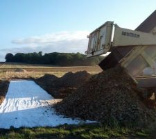 9H la remorque de cailloux de pleine nous livre.