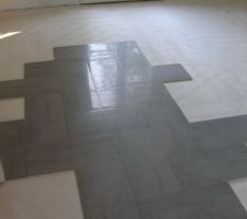 Essai de pose du carrelage dans le salon/sejour.Pose en chevrons.