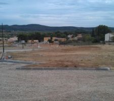 Vue du terrain du Nord, emplacement des bordures et place de parking