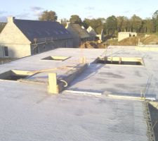 Chambre parentale - bureau - garage et cuisine en toit terrasse ,ici vu de la chambre sur le garage et le futur second etage .les ouvertures sur la gauche sont les puits de lumieres donnant sur le bureau et le garage et le troizieme sera le futur escalier.