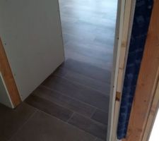 La jonction carrelage Chambre et Couloir