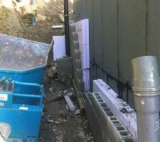 A mi chemin du remblai, déjà plus de 3.4m. Les 2 tubes noirs, c'est du PVC pression pour l'arrivée des pellets.
Reste à mettre les arrivée et sortie de vmc en diametre 315...