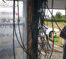Vous aurez deviné: l'emplacement du futur coffret électrique dans mon garage avec quelques câbles!!!