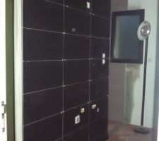 Salle de bain, panneau prêt à recevoir le meuble vasque blanc