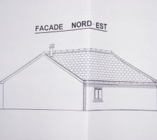 La façade Nord-Est accolée au bord du terrain au niveau du garage