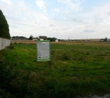 Voici le fameux panneau posé, et une petite vue du terrain