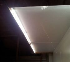 Cuisine : Eclairage sous-meubles hauts (d&eacute;tail &agrave; gauche)