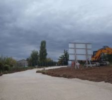 Pose de cailloux concassés pour la future route d'accès aux pavillons.