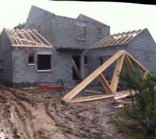 Début de pose la charpente fermettes et traditionnelle sur le garage