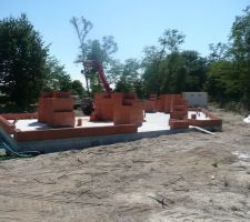 On pose des briques mais le premier rang est le plus dur