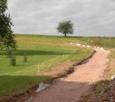 Le premier chapitre, le chemin. 
Nous avons loué une pelle (5.5T), un dumper (1500L) et un rouleau. Un de mes cousin qui est conducteur d'engins est venu nous aider, c'est lui qui a décaissé le chemin, nous avons ensuite posé un géotextile puis étalé et compacté les cailloux.