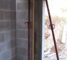 Rattrapage  du pilier de sous sol( parpaings fissur&eacute;s de haut en bas )
