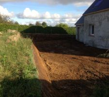 On a demandé à décaisser l'arrière de la maison pour avoir un terrain plus "plat'