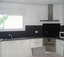 Cr&eacute;dence sous la hotte en verre noire casto