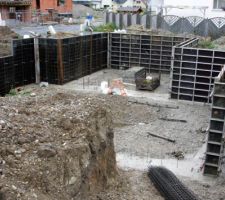 Début du coffrage des murs du sous-sol