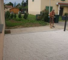 Nous avons enfin mis les graviers devant la maison. On ne rentrera plus de terre dans la maison en sortant des voitures !!! Madame est contente.