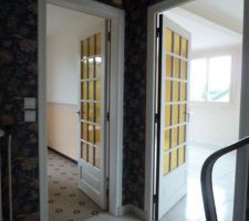Dégagement en haut de l'escalier:
à droite salon-séjour
en face cuisine
à gauche partie nuit