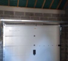 Porte de garage. le mécanisme est surprenant. Pas très esthétique.