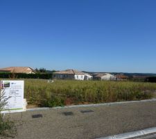 L'entr&eacute;e du terrain.