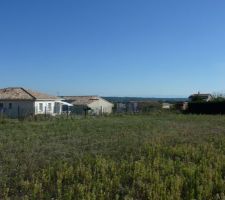 En th&eacute;orie on voit la montagne mais la il fait 29&deg; alors avec la brume de chaleur on vois rien...