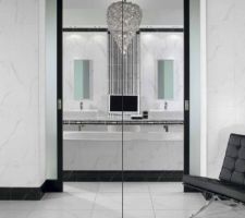 Fa&iuml;ence blanche pour la SdB, avec 2 lignes noires &agrave; mi-hauteur