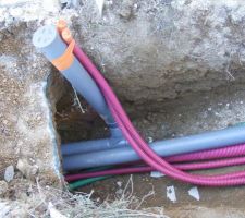 2 gaines électriques en attente pour le portail et le visiophone et une évacuation pour les eaux des futures gouttières
