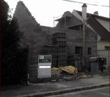 Vue depuis la rue. La maçonnerie sera terminée vers le 10/10.
