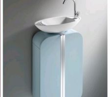 Lave-mains u WC du bas en couleur brun cuivr&eacute; pour le meuble et la vasque blanche.