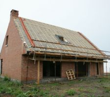 Vue des liteaux et des contre liteaux posés ainsi que le cadre du vélux à l'arrière de la maison