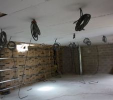 Pose des plaques des plafonds de l'&eacute;tage